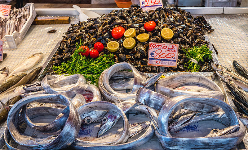 Spigole (Wolfsbarsch) an einem Stand in Catania