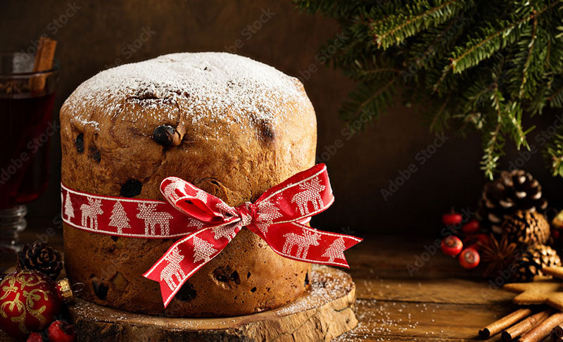 Panettone mit Puderzucker und weihnachtlichem Band