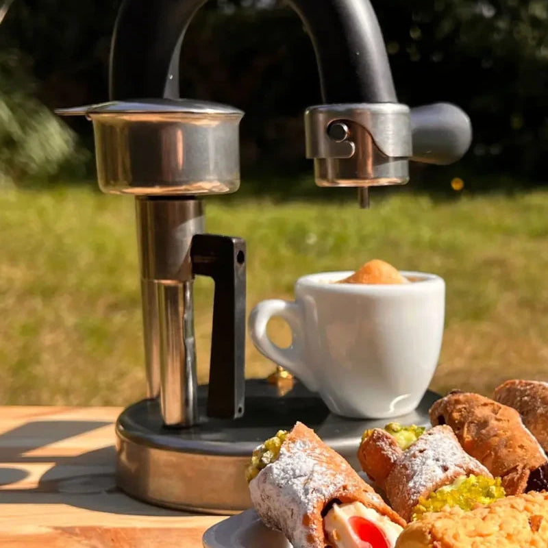 Espressokocher Kamira mit Cannoli und Caffè in der Sonne