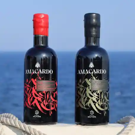 Amacardo Red und Black vor Meereshintergrund auf einem Bootsrand