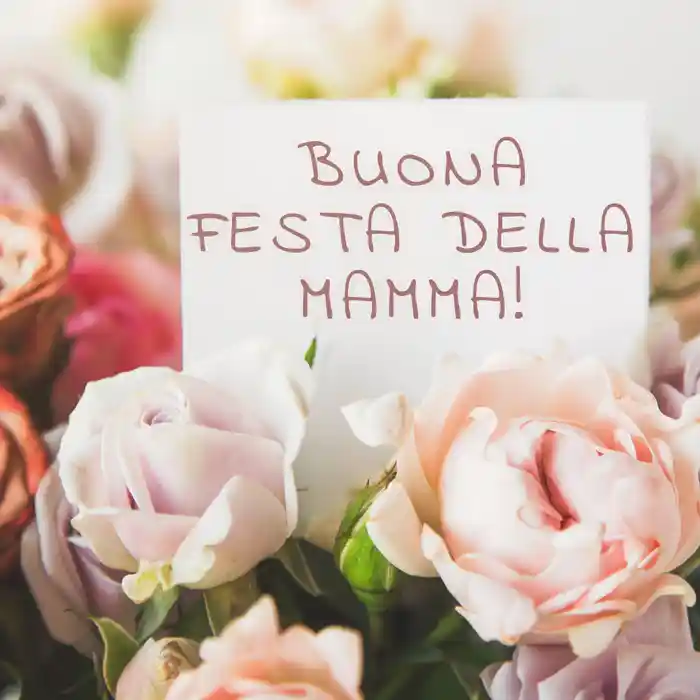Handgeschriebener Muttertagsgruß italienisch in einem Blumenarrangement