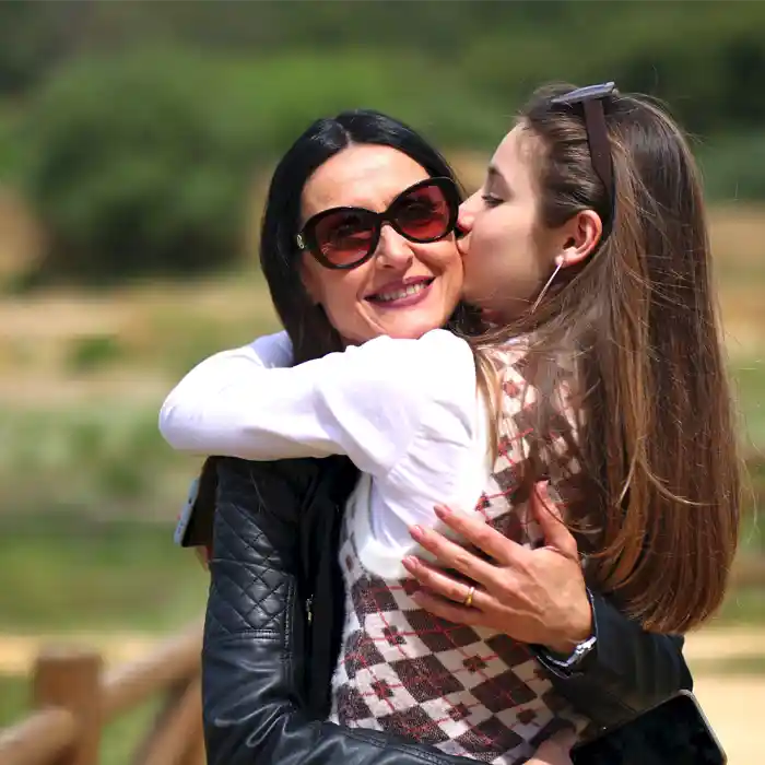 Tochter umarmt Mutter in der Natur zum Muttertag
